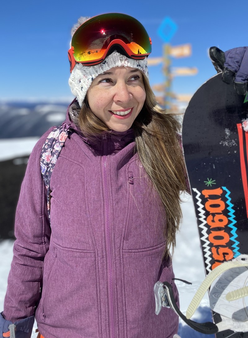 Asesora de Más que Salud abrigada en la nieve